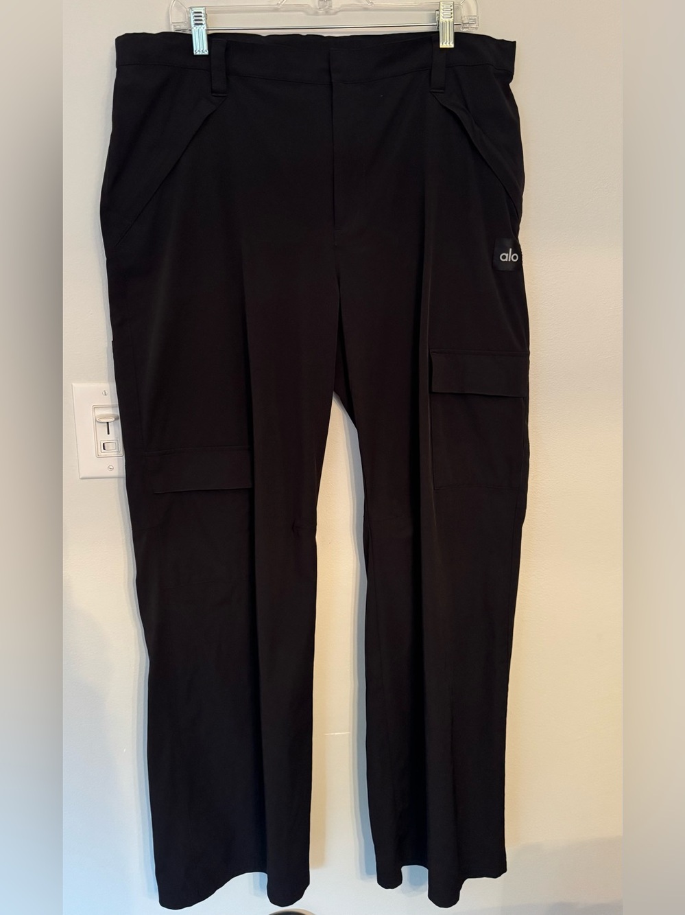 ALO Yoga Black Cargo Pants with Side Pockets